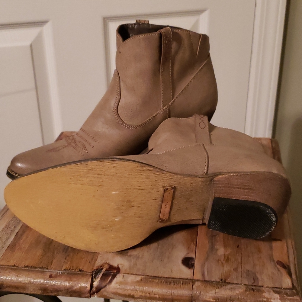 Size 9 booties - Picture 2 of 3